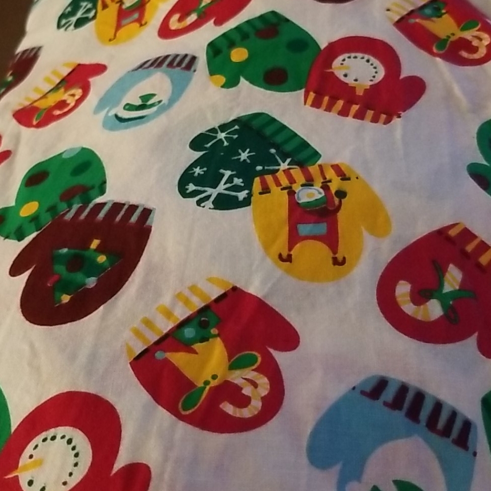 Festive Mitten Patterned Fabric - Picture 4 of 4